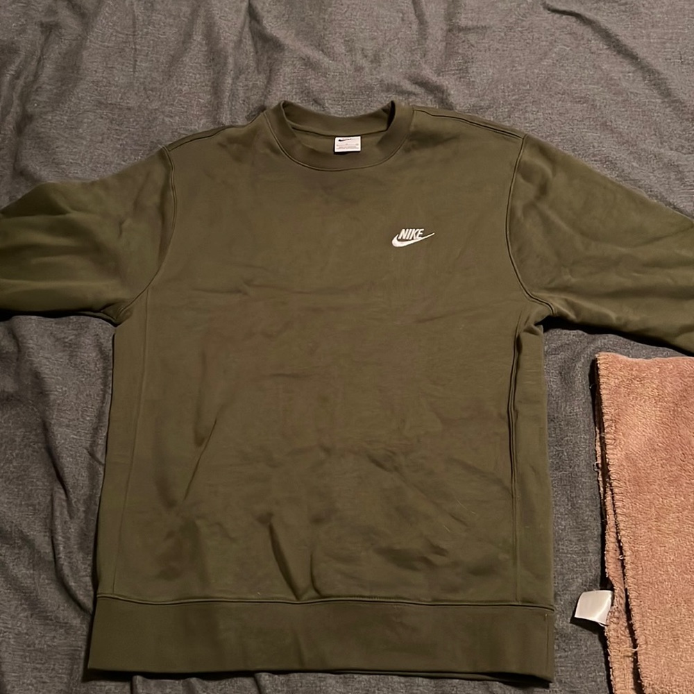 Men’s Nike sweater, never worn, size small .